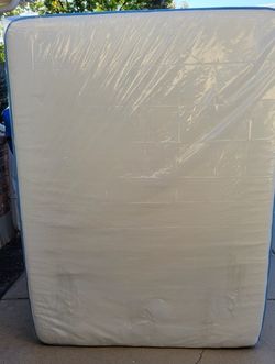 UP FOR SALE IS A BEAUTIFUL LUXURY  QUEEN BEAR ORIGINAL ALL-FOAM MATTRESS