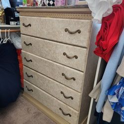 Beautiful 5-Piece Bedroom Set – Only $450! 🏷️