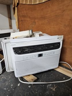 Frigidaire AC 6000 BTU . Like  new