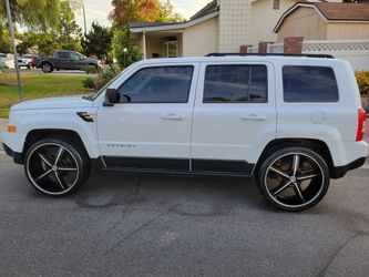 (14) Jeep Patriot, Low Miles, Clean Title, Smogged, 4 Cylinder, 22"rims, Touchscreen Ipod TV, Backup Camera, No Issues Or Problems