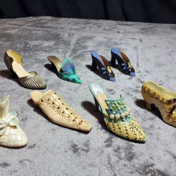 7 miniature shoes collectible "just the right shoe", vintage,

