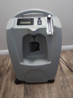Calcentrator and 4 oxygen cylinders and1 caddy for oxygen cylinders
