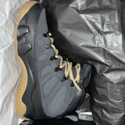 Size 9.5 Jordan Retro Sneaker boot 