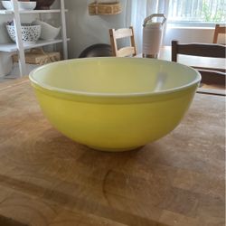 Large Yellow Vintage Pyrex 