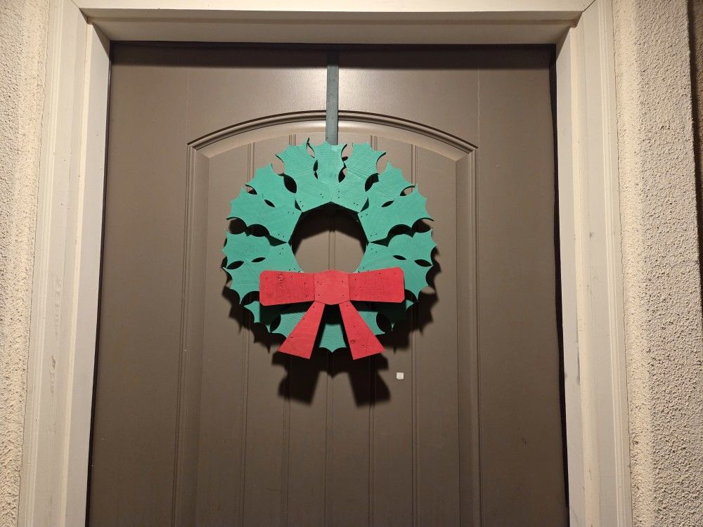 🎄 Handcrafted Wooden Christmas Wreath with Holly & Bow 🎁
