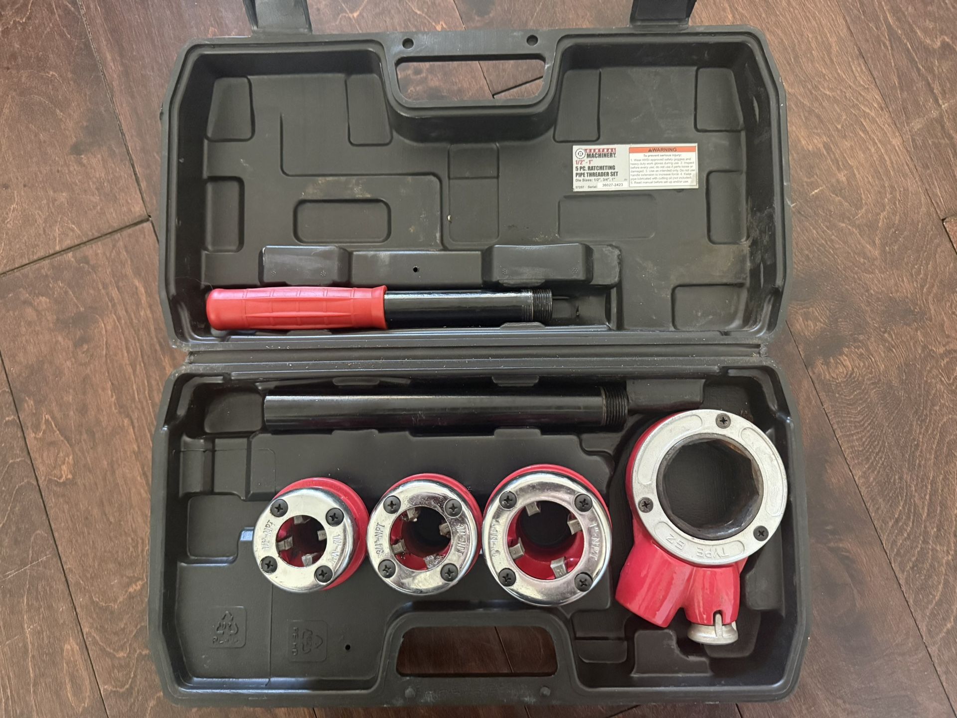 CENTRAL MACHINERY 1/2 in. to 1 in. Ratcheting Pipe Threader Set