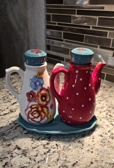 Farmhouse ☆Rare~Retired ~Pioneer Woman Flea Market Oil and Vinegar With Tray Set Polka Dot & Floral. SET $32