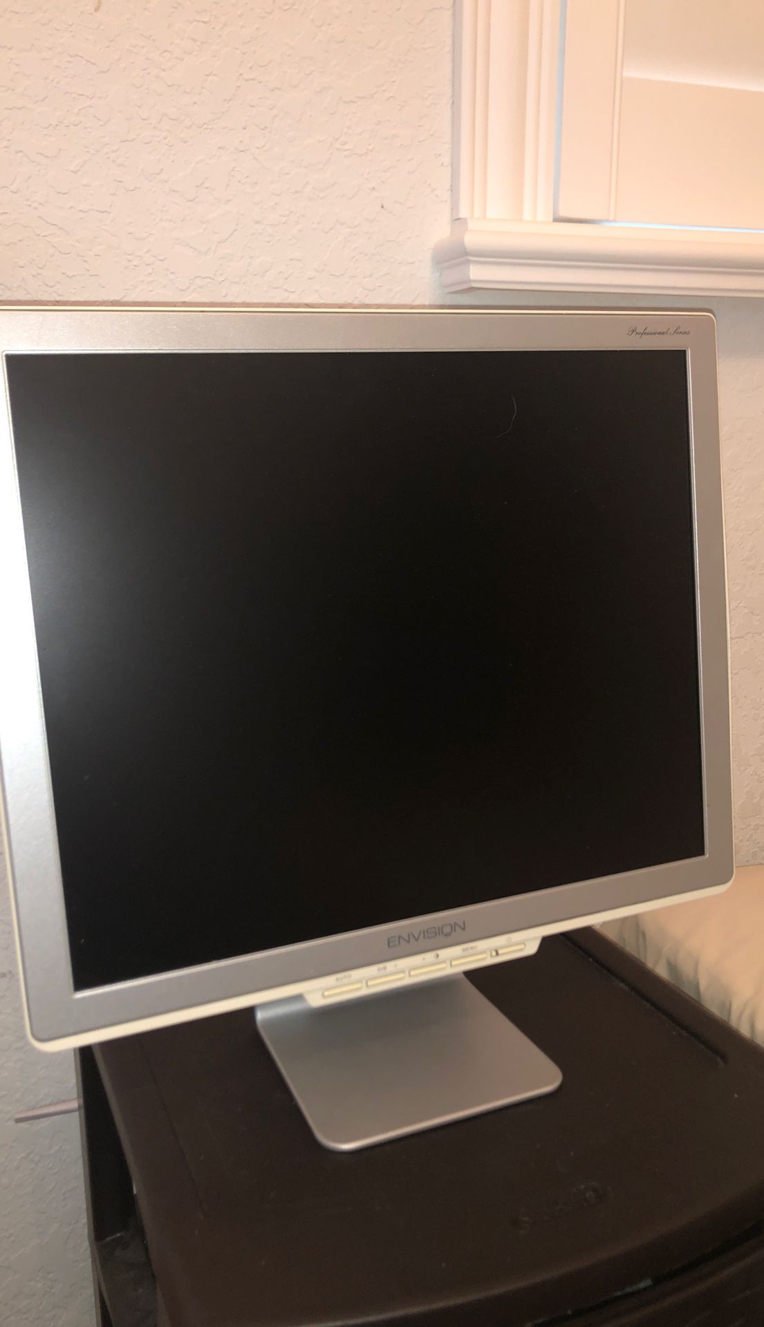 Envision 75hz LCD monitor 17”