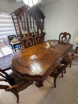 Dining room table, real wood and China cabinet real wood high-end