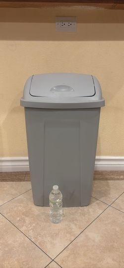 Plastic kitchen trashcan