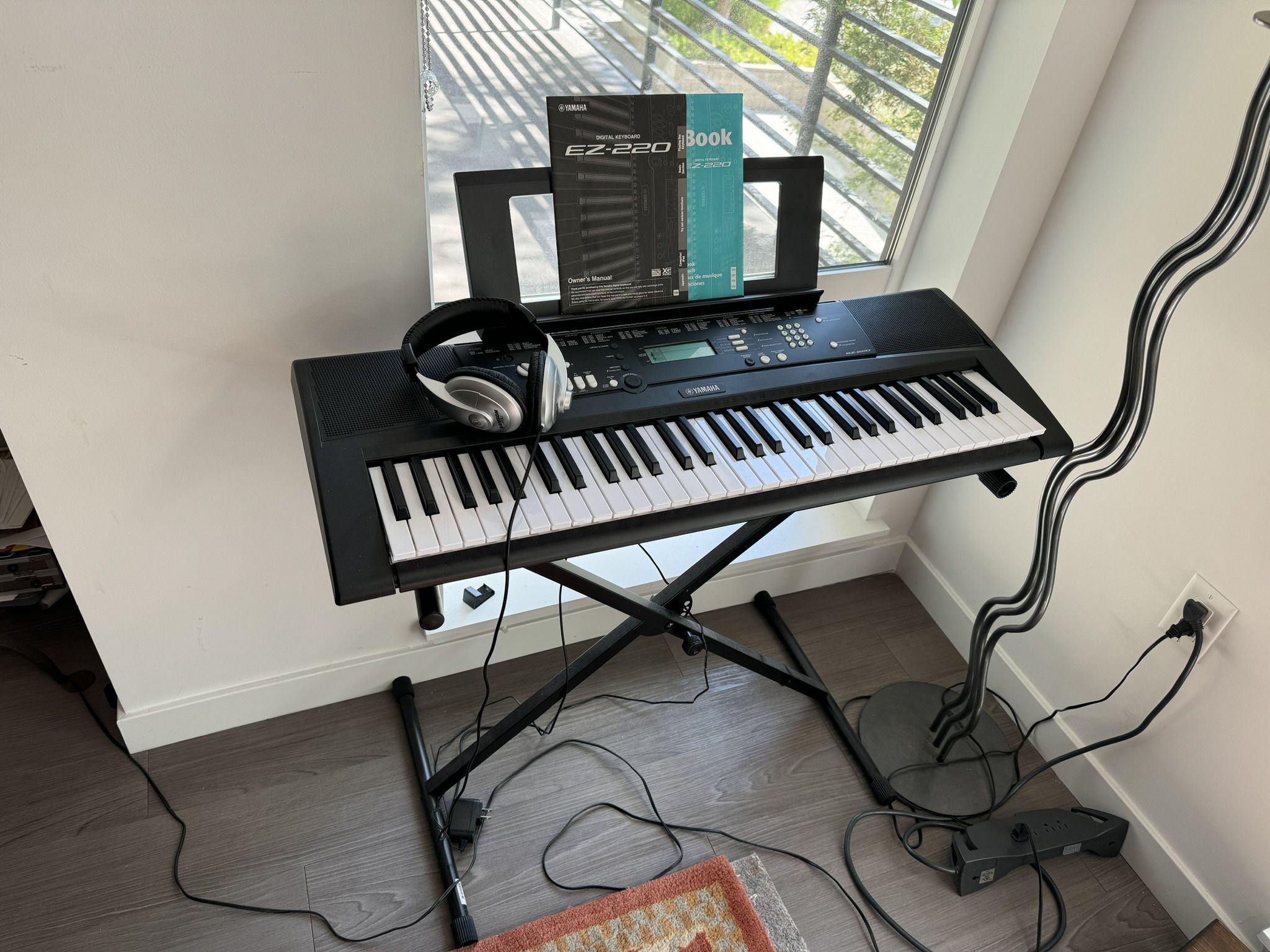 Yamaha EZ 220 Electronic Keyboard w/stand