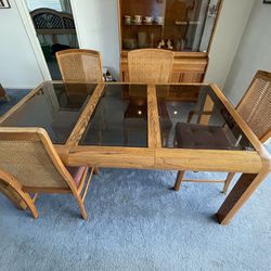 Dining Room table & Hutch (6 Chairs)