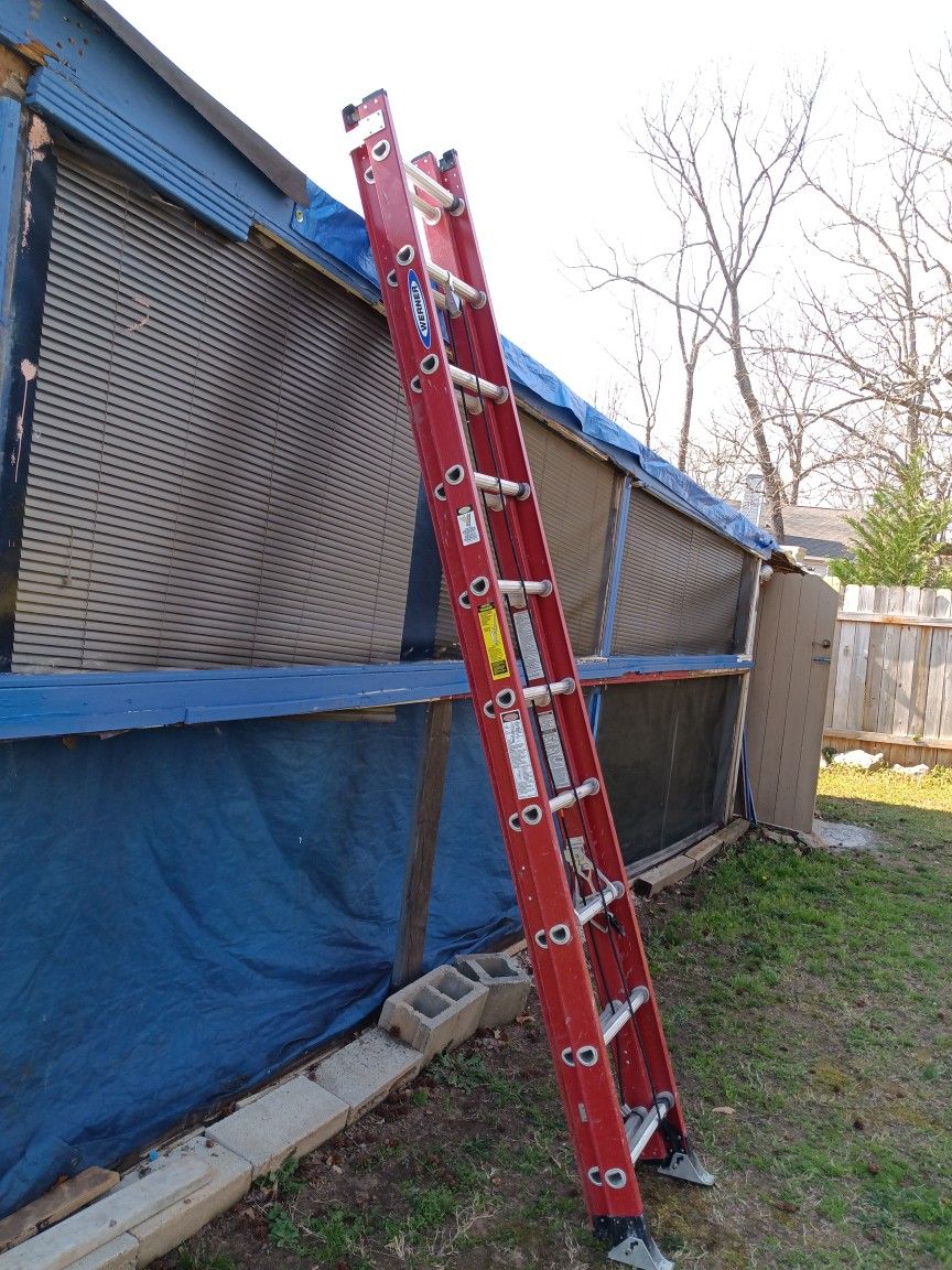 Werner 20 Ft 300 Lbs Capacity Extension Fiberglass Ladder