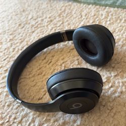 Beats Solo 4 (black) Charger Included 