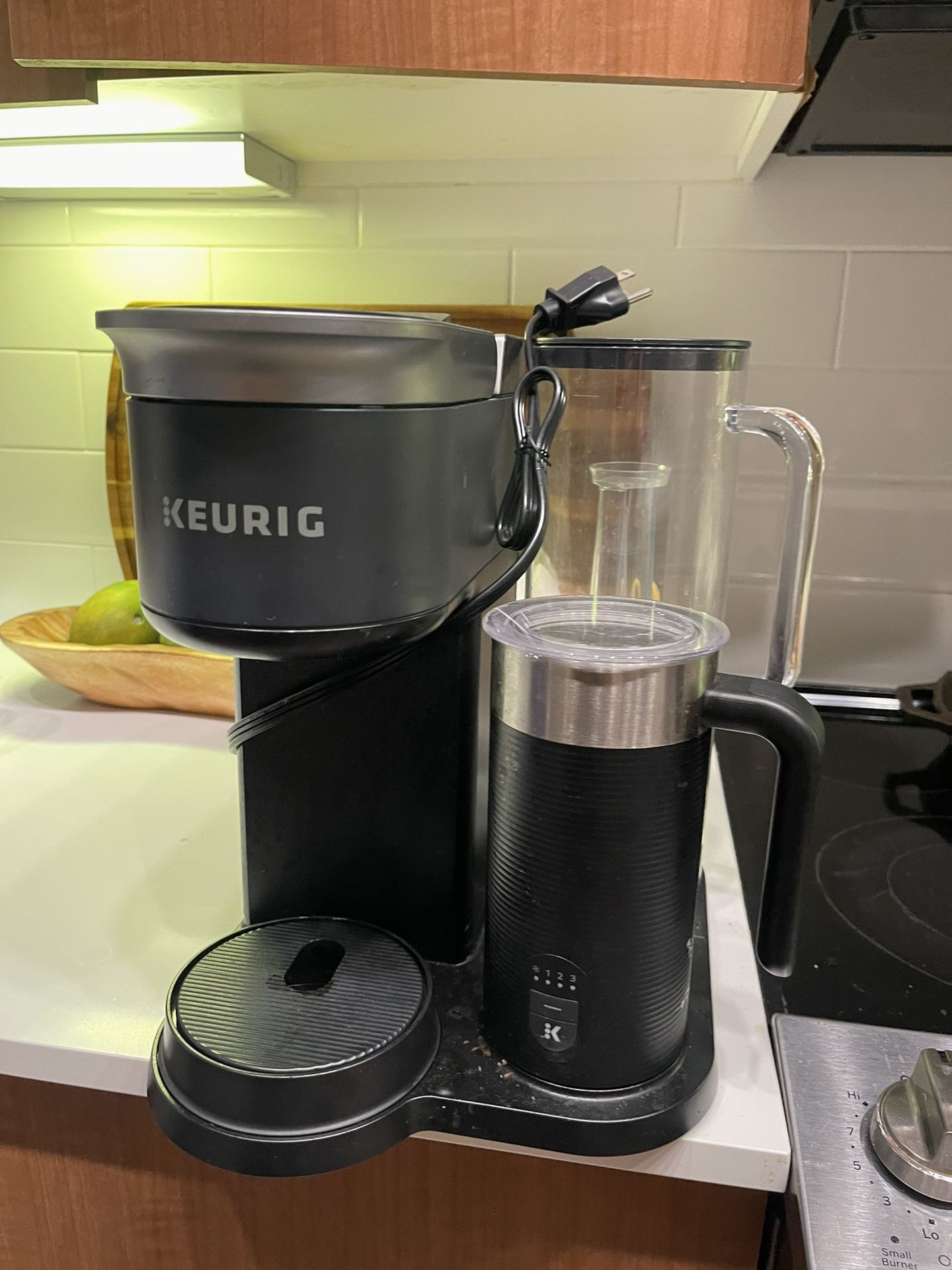 Keurig Coffee Machine With Built In Frother + Pods