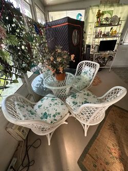 Glass Table 4 Swivel Chairs
