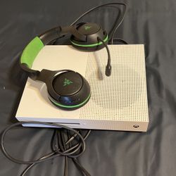 Xbox 1S And Wireless Headset