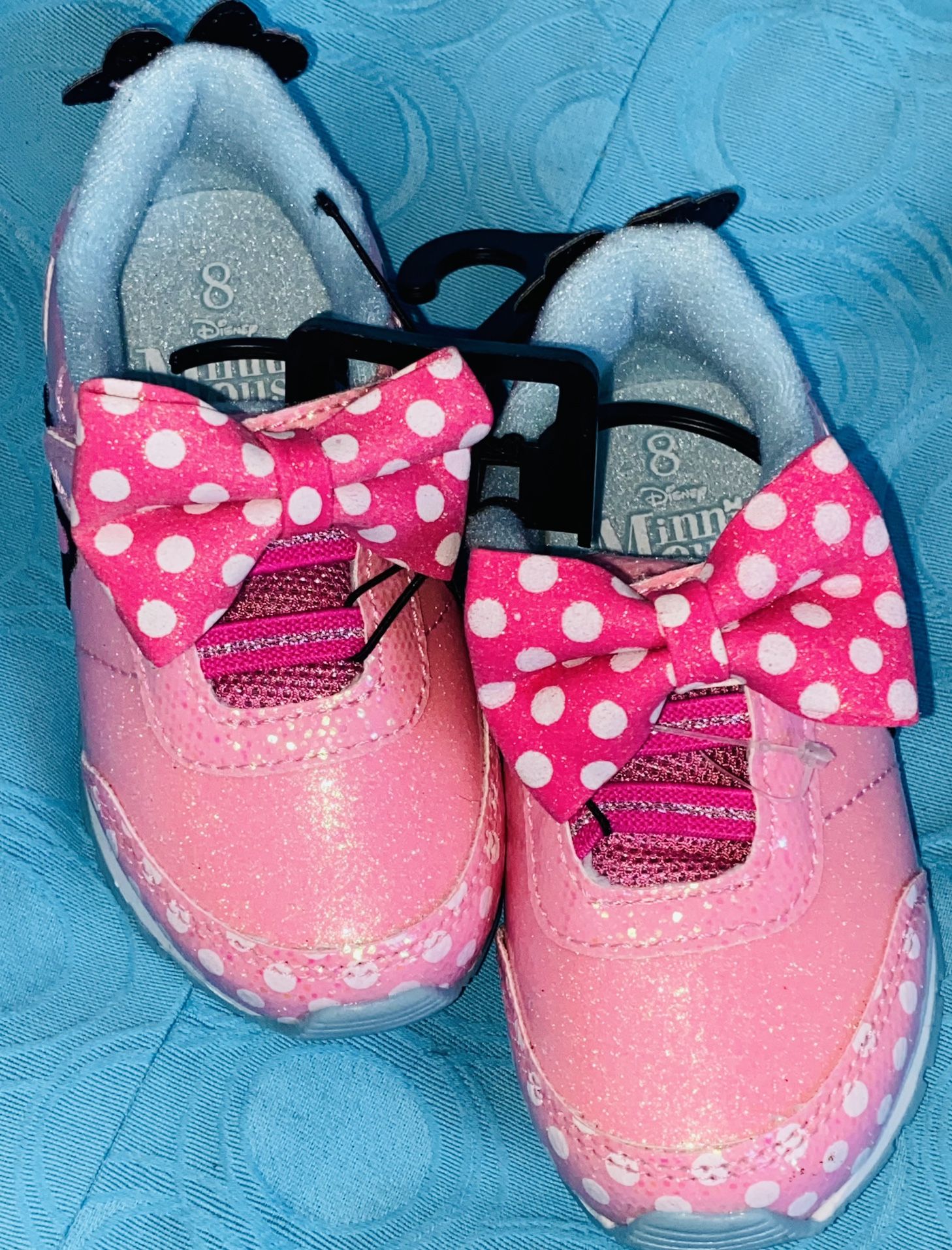 BABYGIRLS🎀❄️🔵⚪️✨DISNEY MINNIE PINK W: POLKA DOT BOW👟🎀LIGHT BLUE MINNIE GRAPHIC SIZE 8 SHOES🎀👟