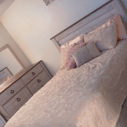 Willowton Queen Bed Frame & Dresser With Mirror