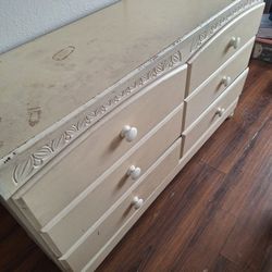 *Queen Frame/Dresser W/Mirror