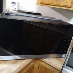 Large LG microwave - Like New