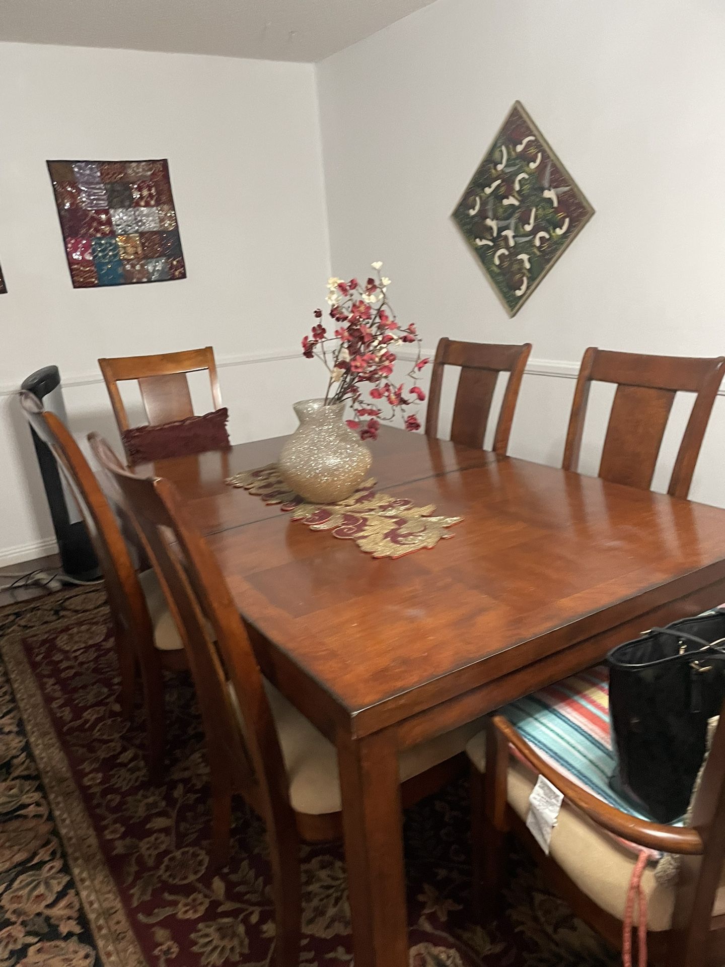 Dining Room With 6 Chairs.