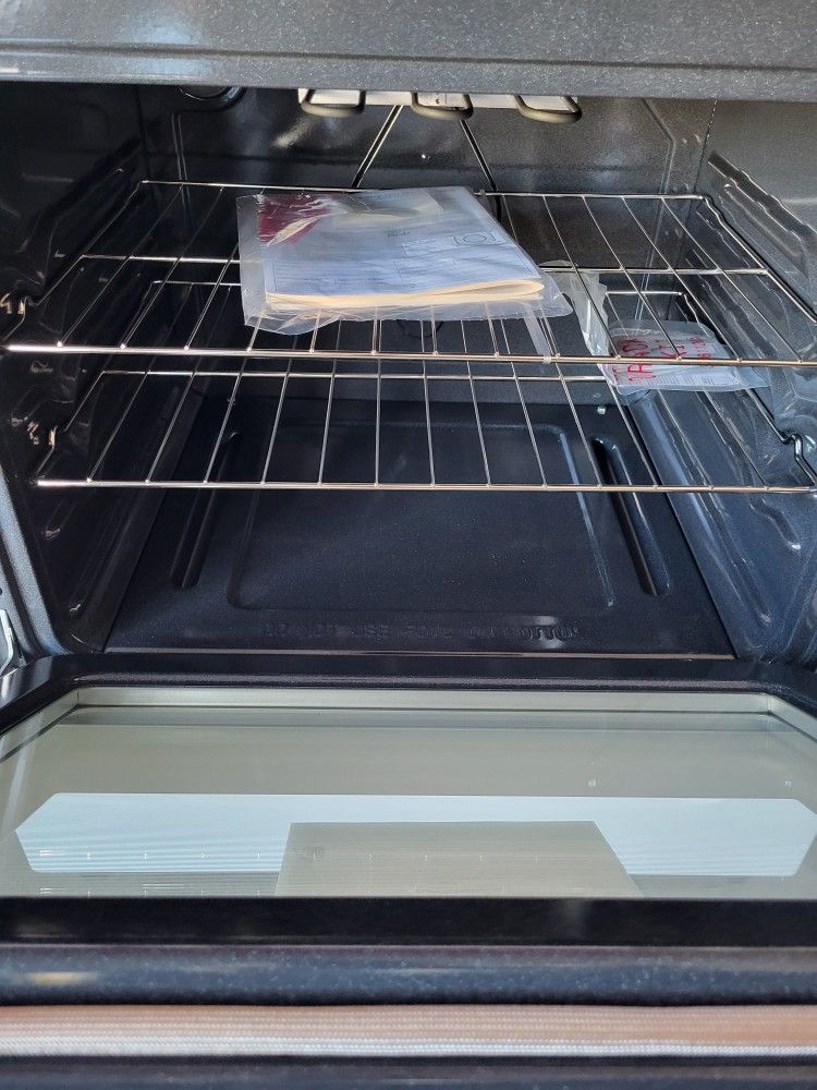 New Frigidaire 4 Burner Gas Stove 30\