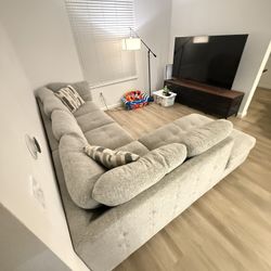 BEAUTIFUL SECTIONAL COUCH. DELIVERY AVAILABLE 