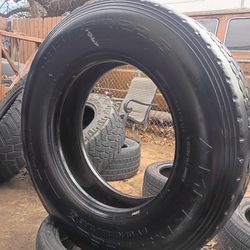295/75/22 Semi Tire In Good Condition Only 1
