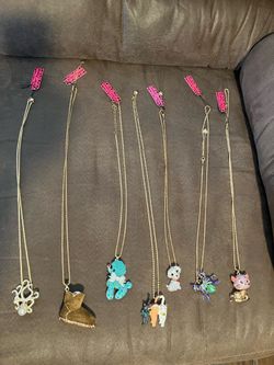 7 Necklaces Betsey Johnson.