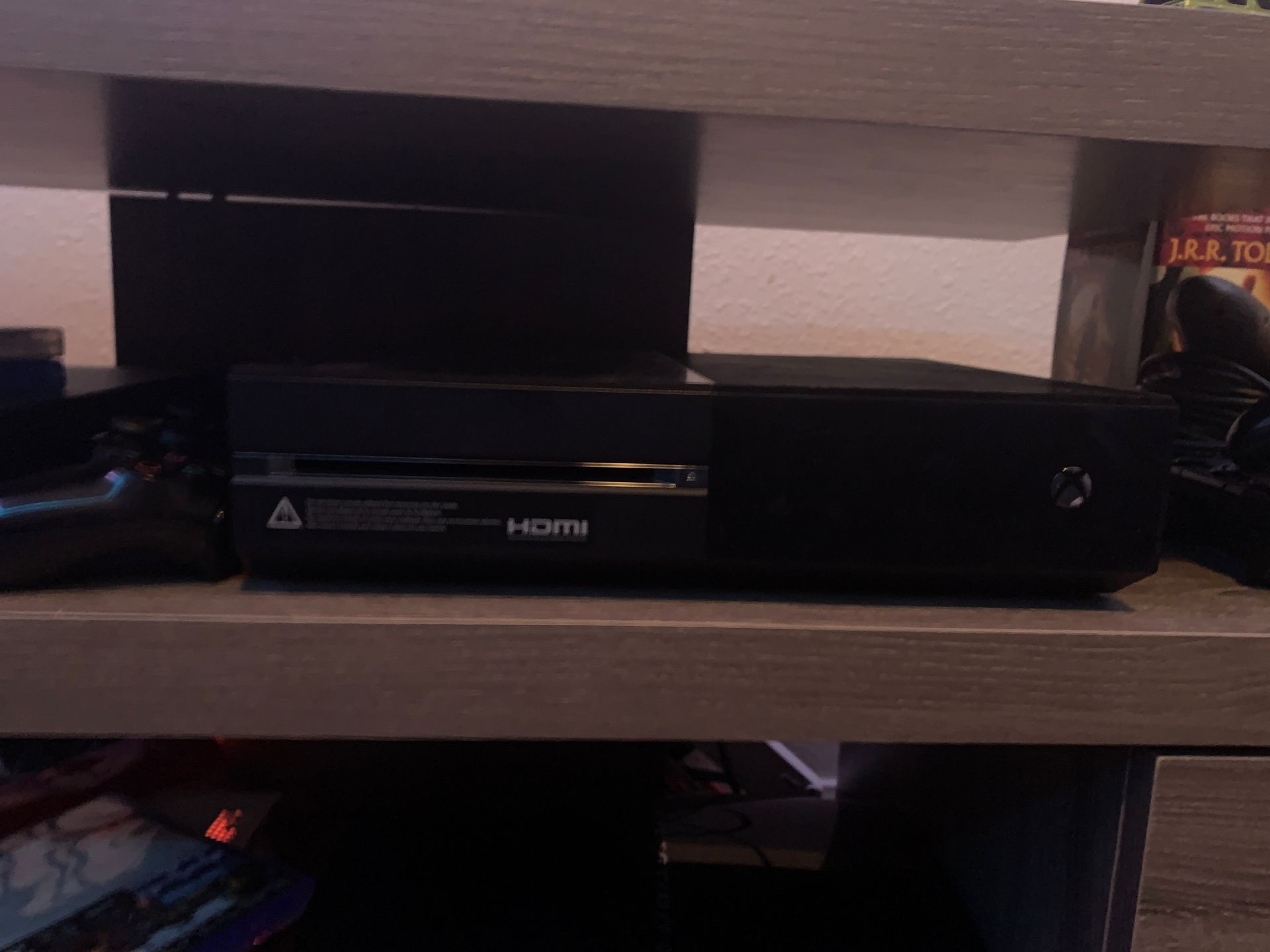 Xbox one OG (Minor Wear) (all cables included) (Kinect) (2 controllers) (3 games)