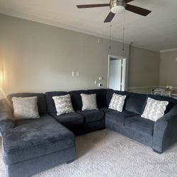 Like-New Sectional Sofa – Modern & Comfy 