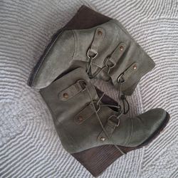 9.5 SUEDE WEDGES BOOTS 