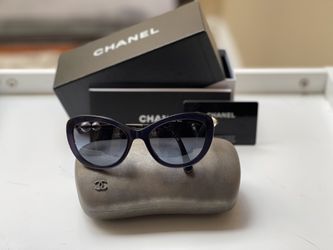 Sunglasses Chanel Cat Eye Sunglasses with Pearls - Excellent Condition