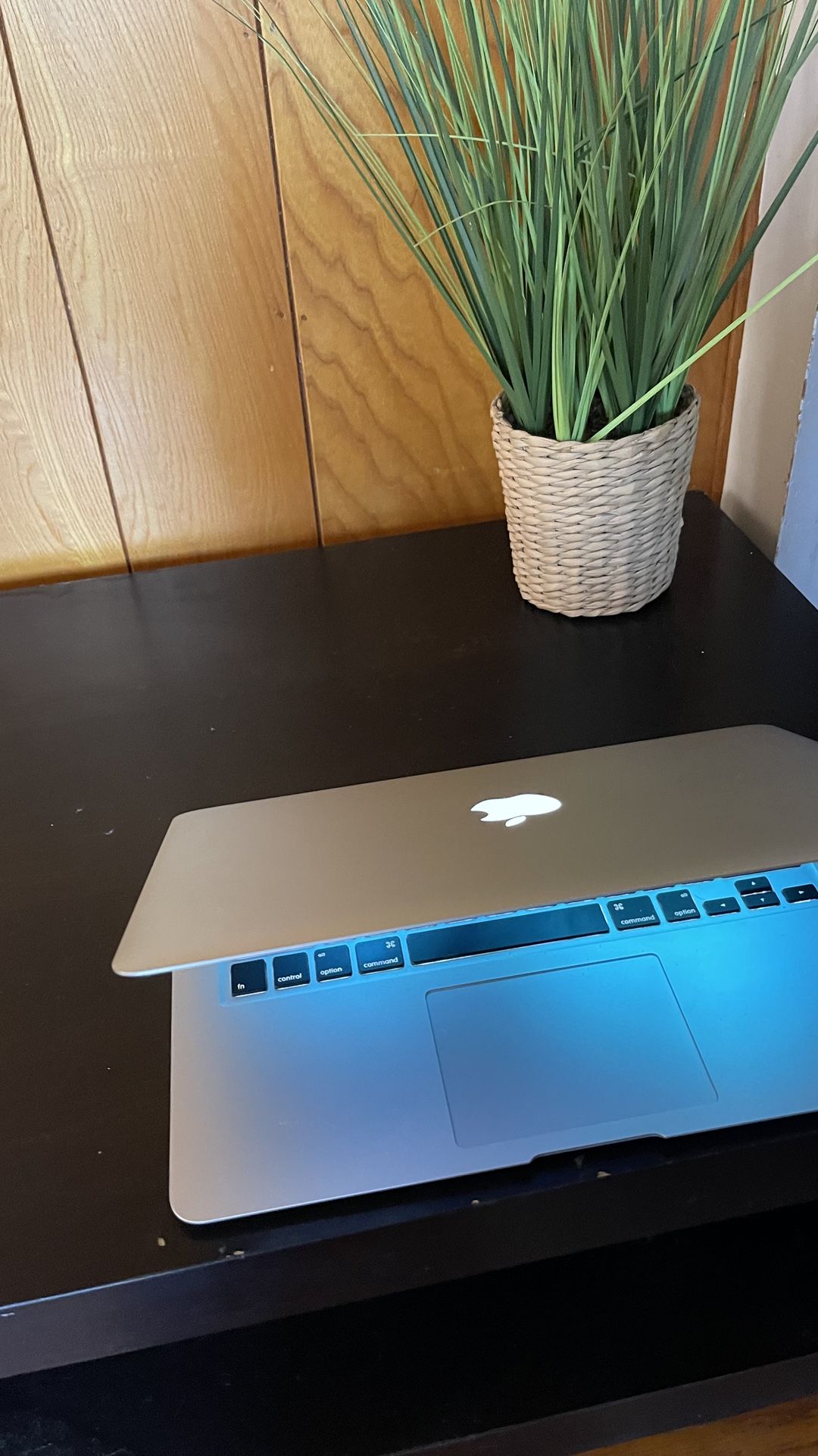 Apple MacBook Air 13” I5/8GB/256GB SSD $180