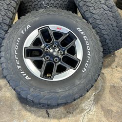 17" Set of 5 2022 JEEP WRANGLER RUBICON WHEELS 5X127 - USED TIRES LT285/70R17
