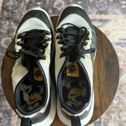 Nike Air Max Axis (Size 9.5) 