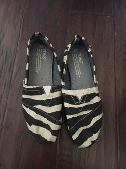 TOMS size 5 never worn