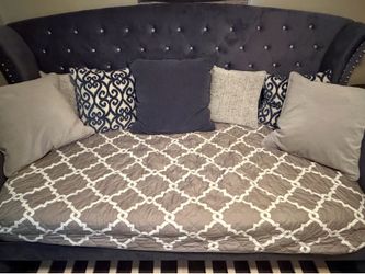 Daybed with trundle