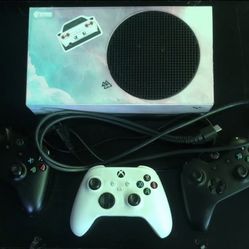 Xbox Series S / 3 Controllers