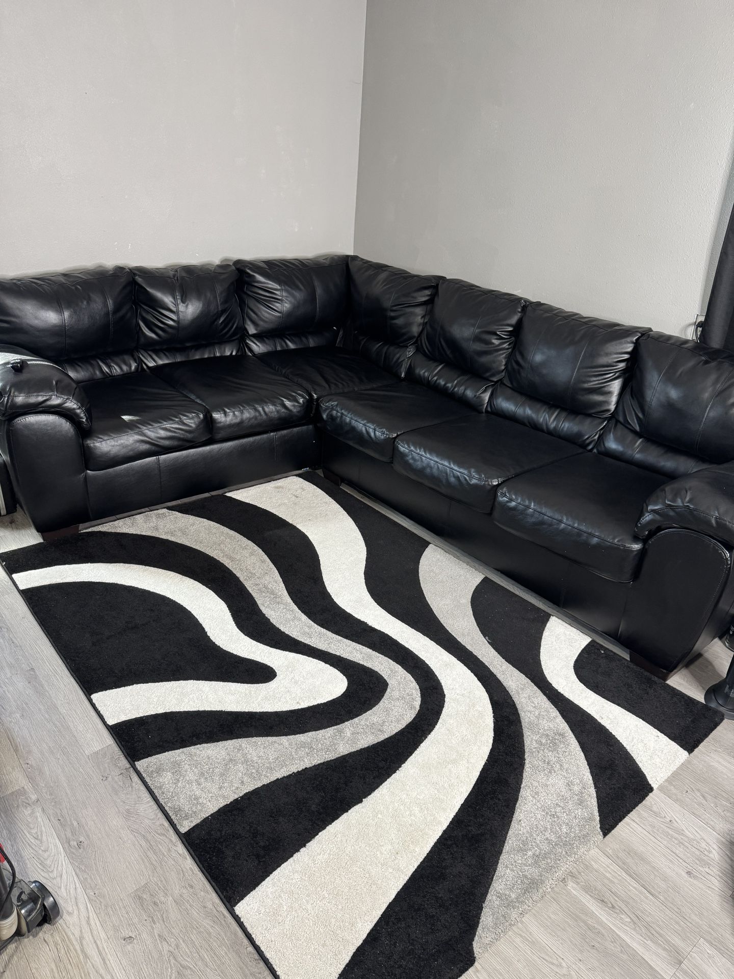 Fletcher Black Sectional Sofa - Great Deal! $630 OBO + Free Rug โ