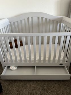 Dream on Me Crib w/ bottom drawer storage
