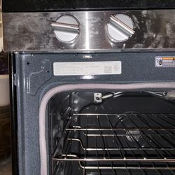 Whirlpool 5.8 ft.³ freestanding gas range with center burner