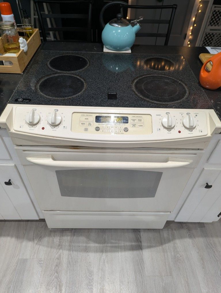 30" GE Electric Range/Oven