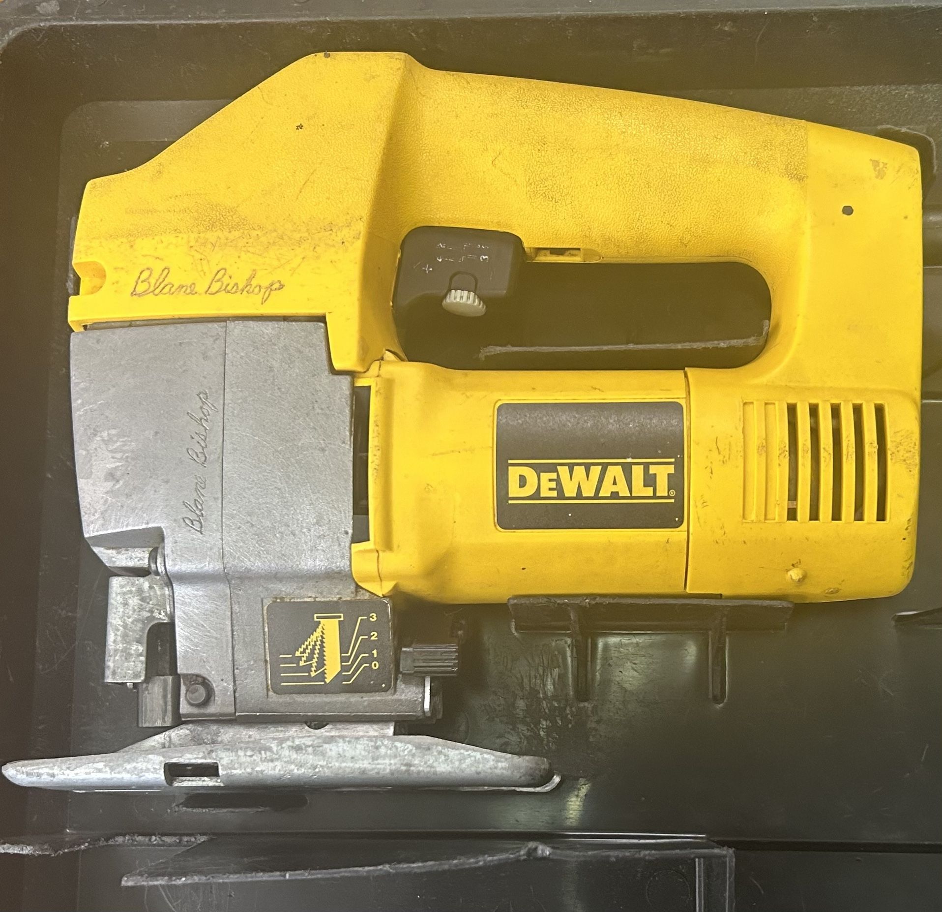 DeWalt 318- Orbital Jig Saw