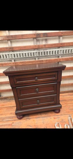 Nightstand $ 120 dolares