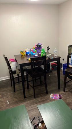 Dining room table /4 chairs
