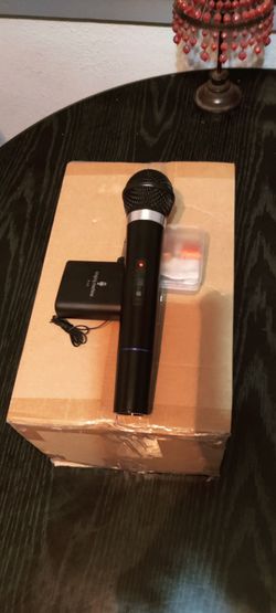 Singing machine 9 volt wireless microphone comes with a batteries new $25