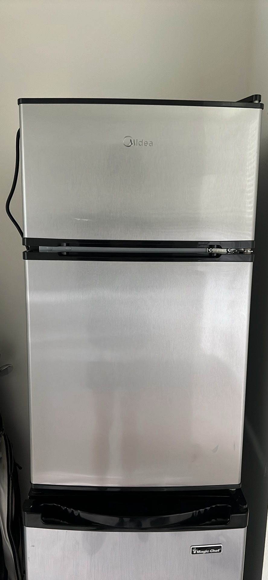 Midea mini fridge