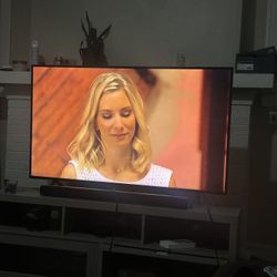 2019 Samsung 52’ Tv